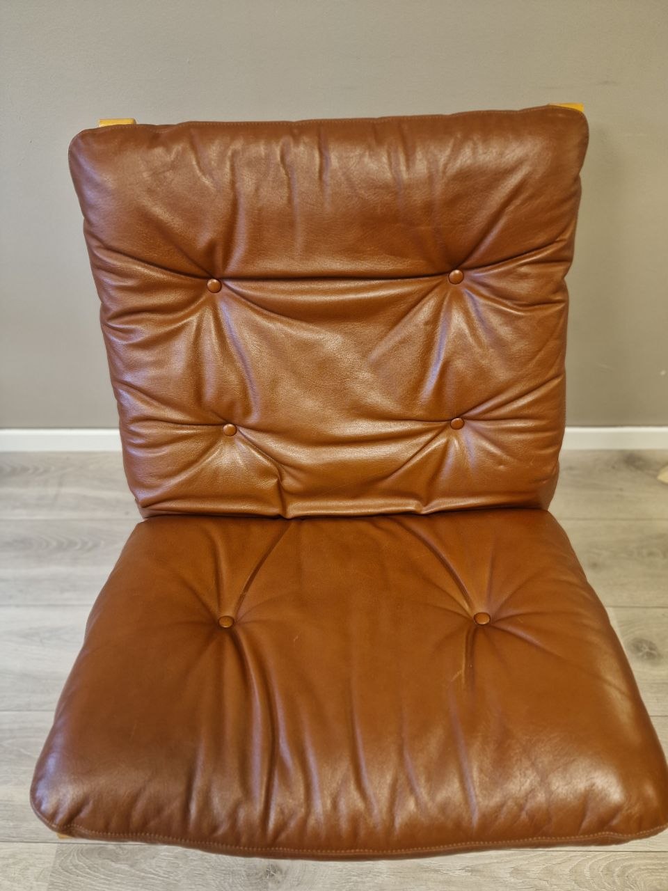 Siesta Classic - Lav uten armlene Lenestol – cognac skinn eik treverk