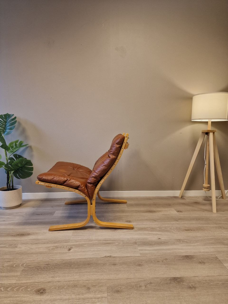 Siesta Classic - Lav uten armlene Lenestol – cognac skinn eik treverk