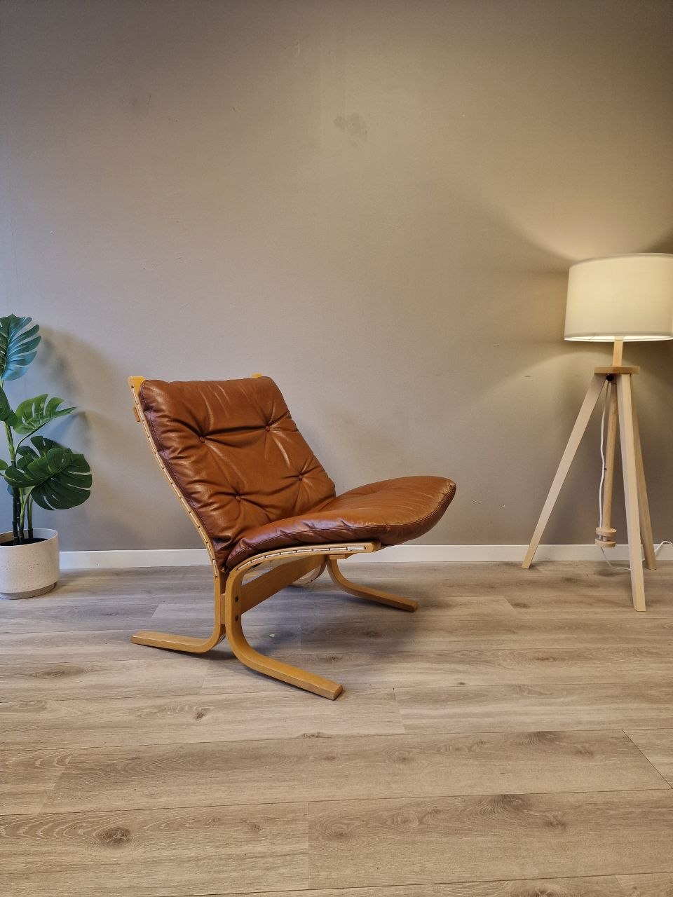 Siesta Classic - Lav uten armlene Lenestol – cognac skinn eik treverk