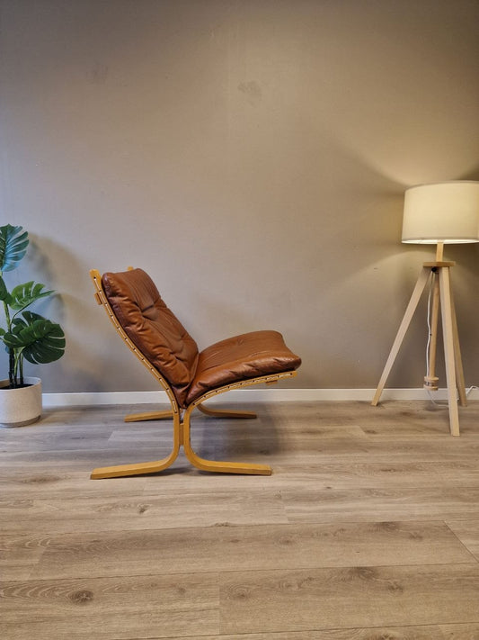 Siesta Classic - Lav uten armlene Lenestol – cognac skinn eik treverk