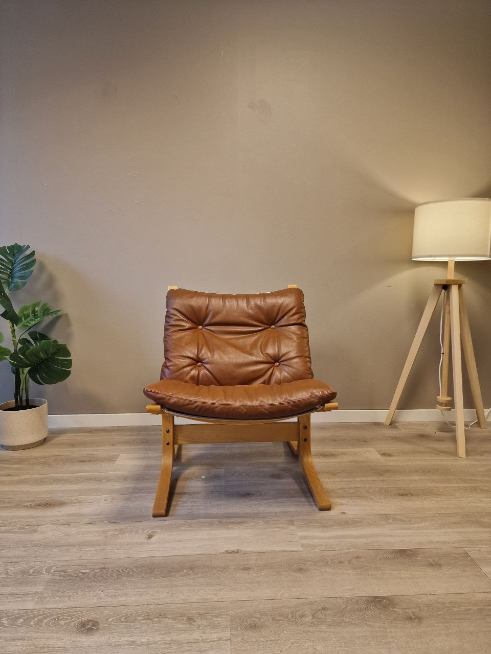 Siesta Classic - Lav uten armlene Lenestol – cognac skinn eik treverk
