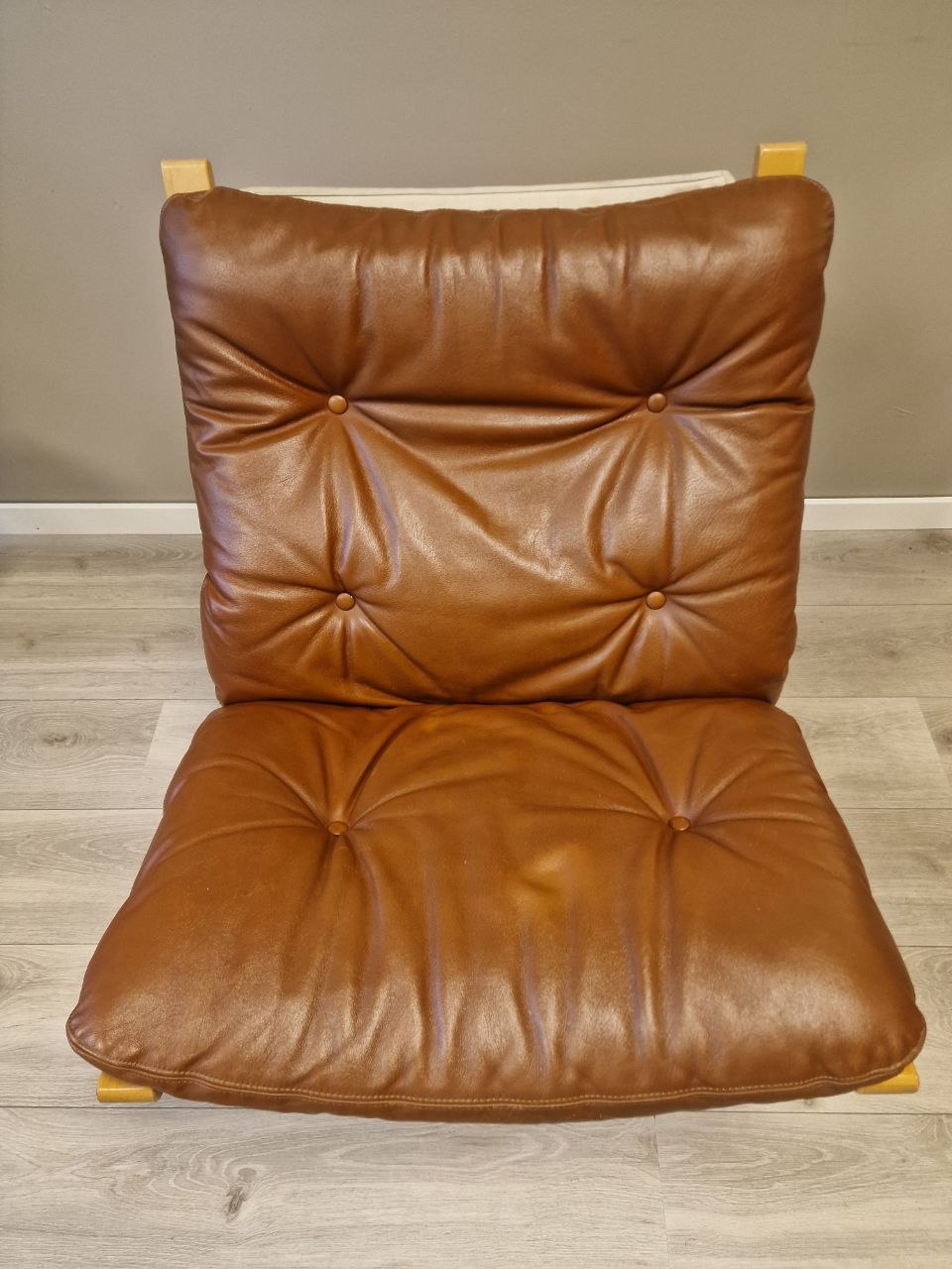 Siesta Classic - Lav uten armlene Lenestol – cognac skinn eik treverk