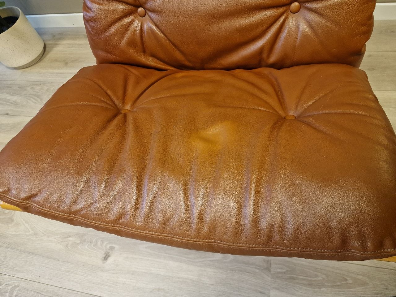 Siesta Classic - Lav uten armlene Lenestol – cognac skinn eik treverk