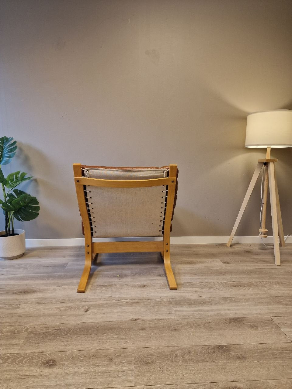 Siesta Classic - Lav uten armlene Lenestol – cognac skinn eik treverk