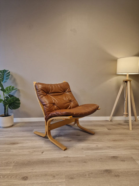Siesta Classic - Lav uten armlene Lenestol – cognac skinn eik treverk