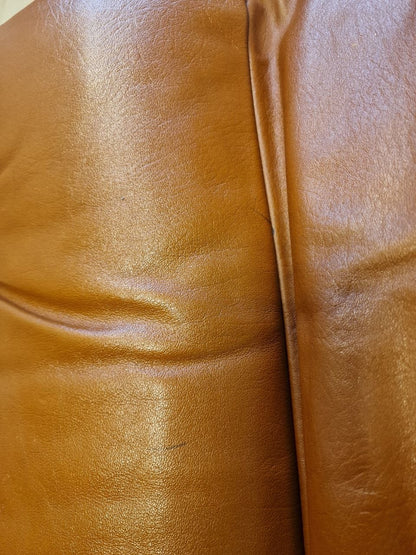Siesta Classic - Lav uten armlene Lenestol – cognac skinn eik treverk