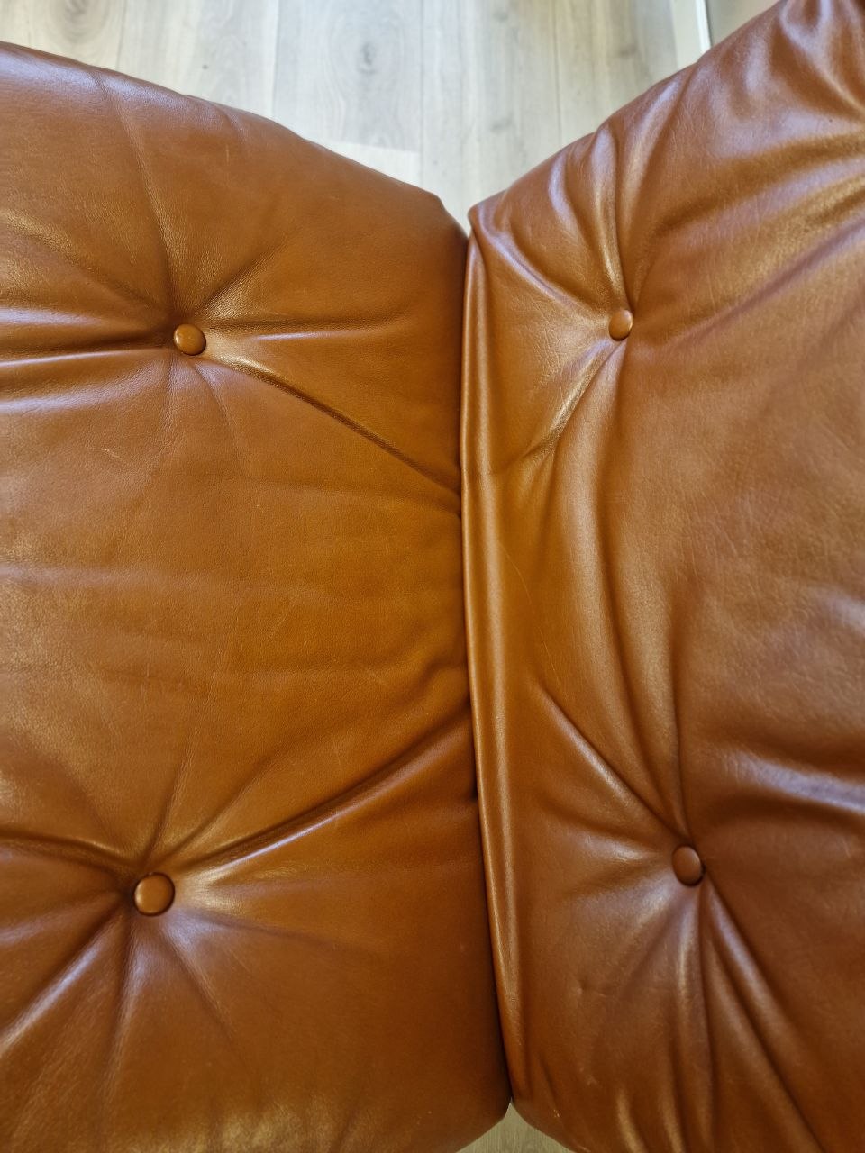 Siesta Classic - Lav uten armlene Lenestol – cognac skinn eik treverk