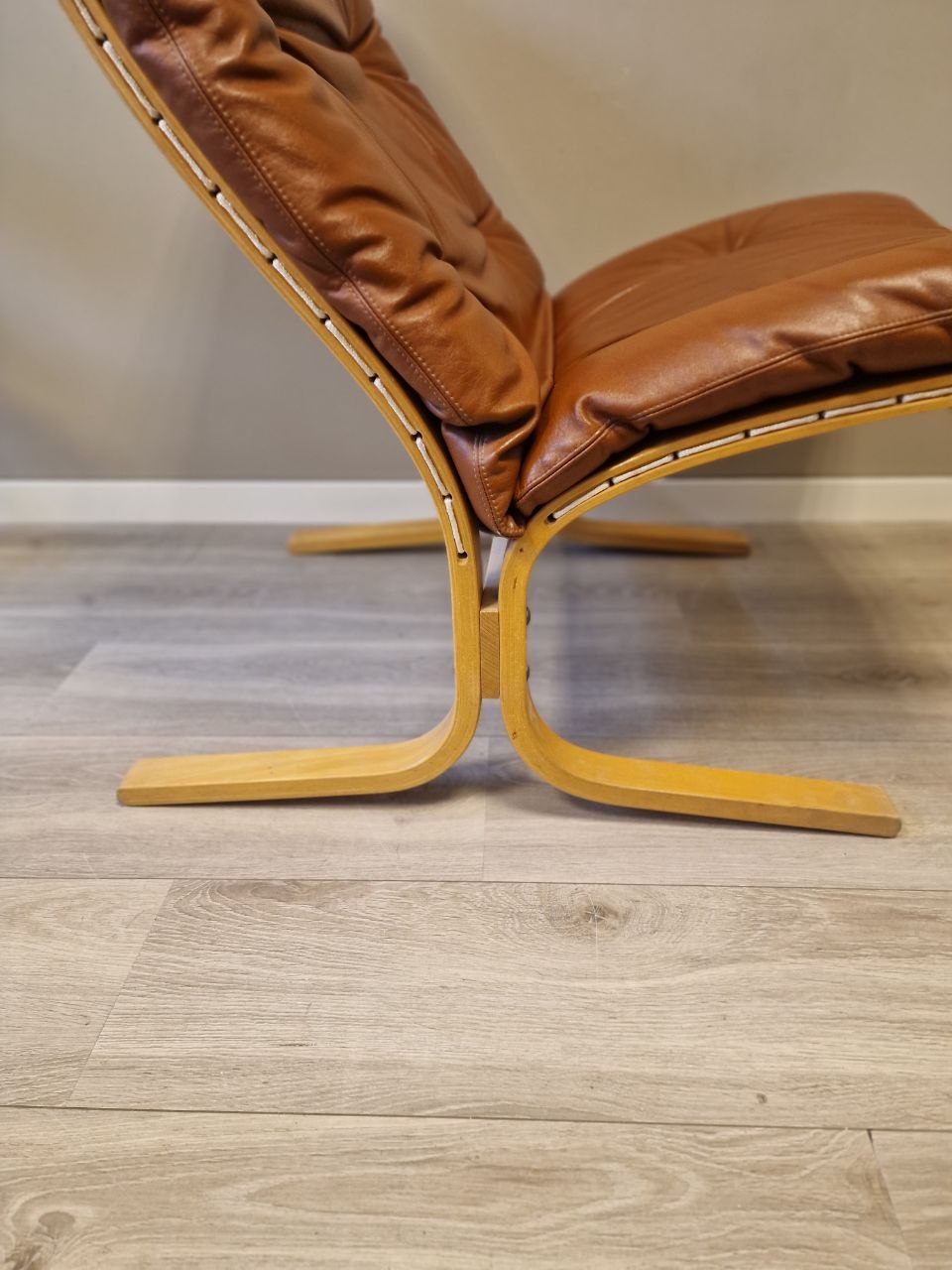 Siesta Classic - Lav uten armlene Lenestol – cognac skinn eik treverk