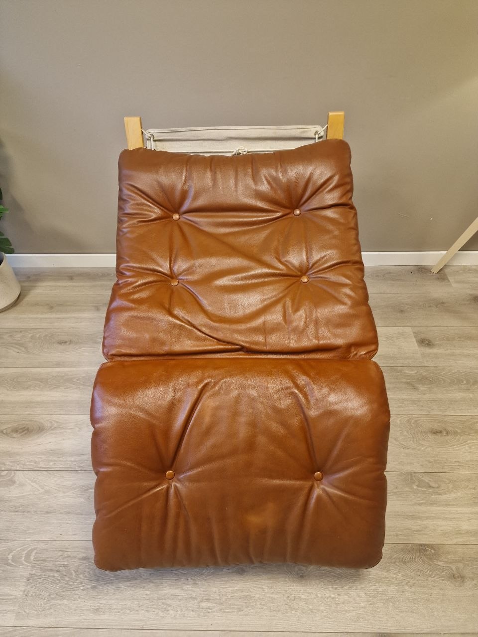 Siesta Classic - Lav uten armlene Lenestol – cognac skinn eik treverk