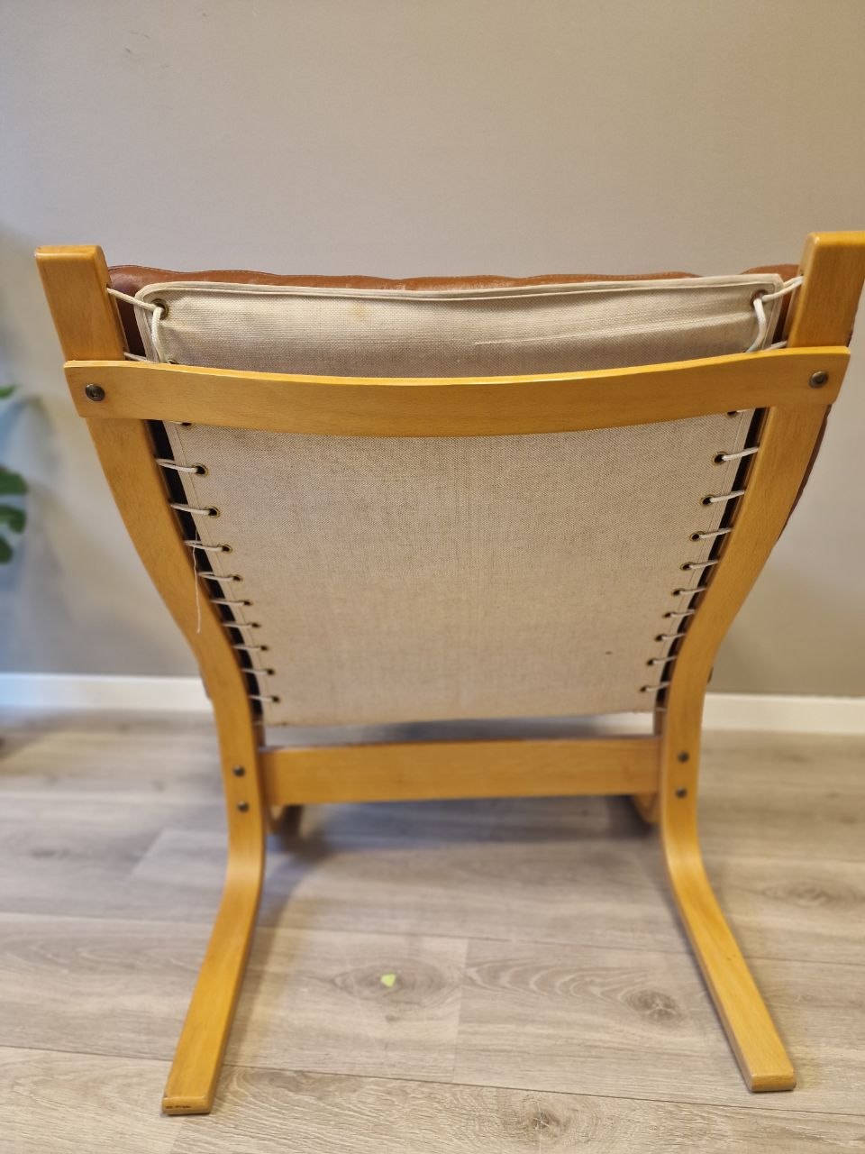 Siesta Classic - Lav uten armlene Lenestol – cognac skinn eik treverk