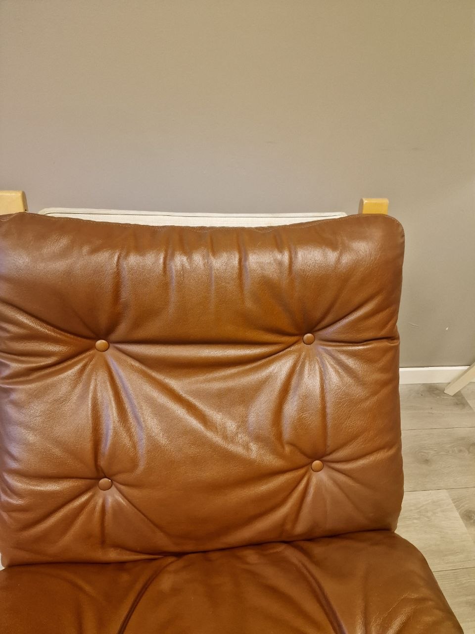 Siesta Classic - Lav uten armlene Lenestol – cognac skinn eik treverk
