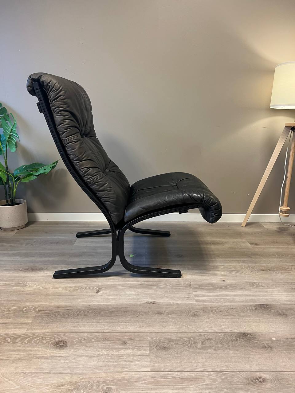 Siesta Classic hvilestol i svart skinn — Ingmar Relling