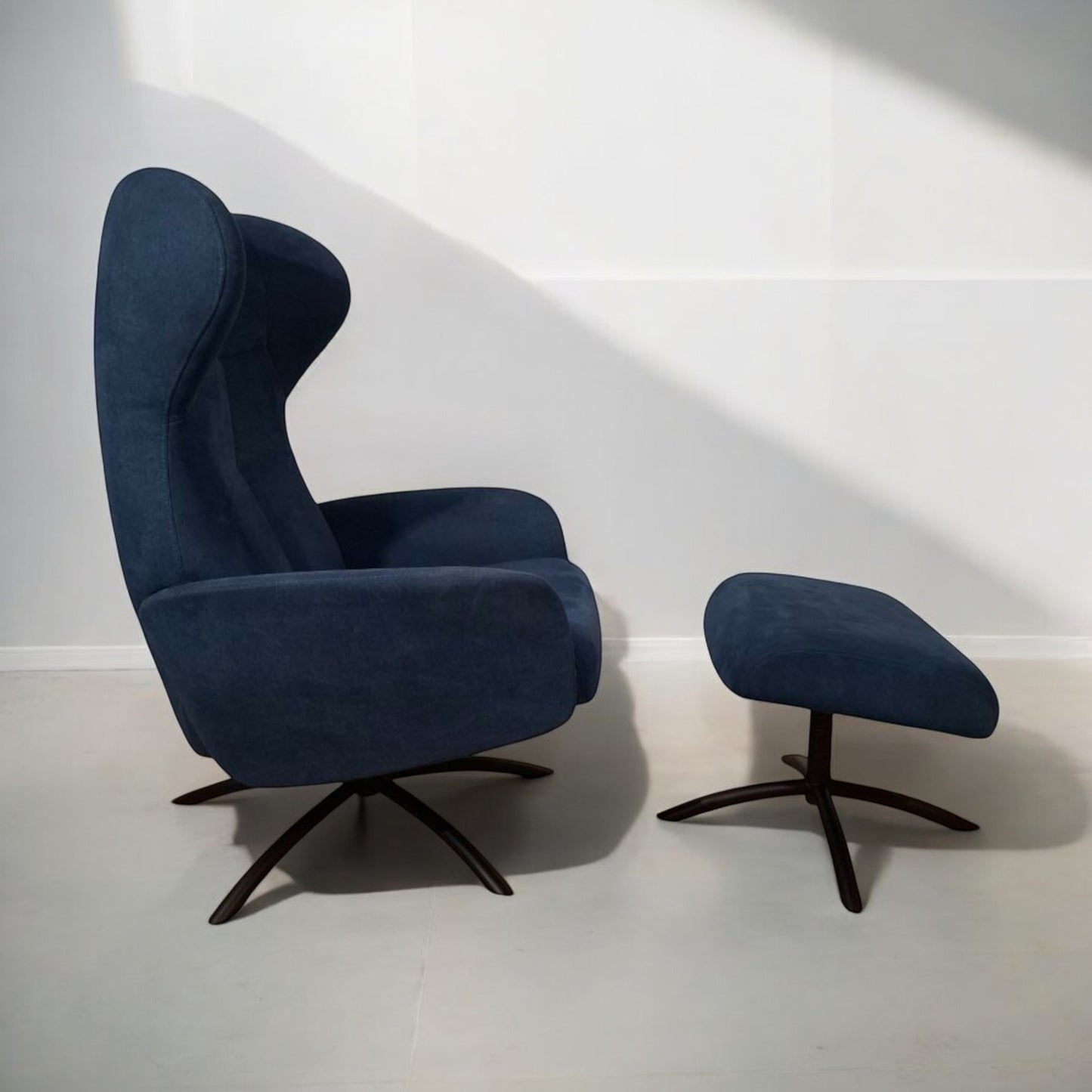 Stordal lenestol med krakk – Blå tekstil | Komfort & Ergonomi | MøbelGlede