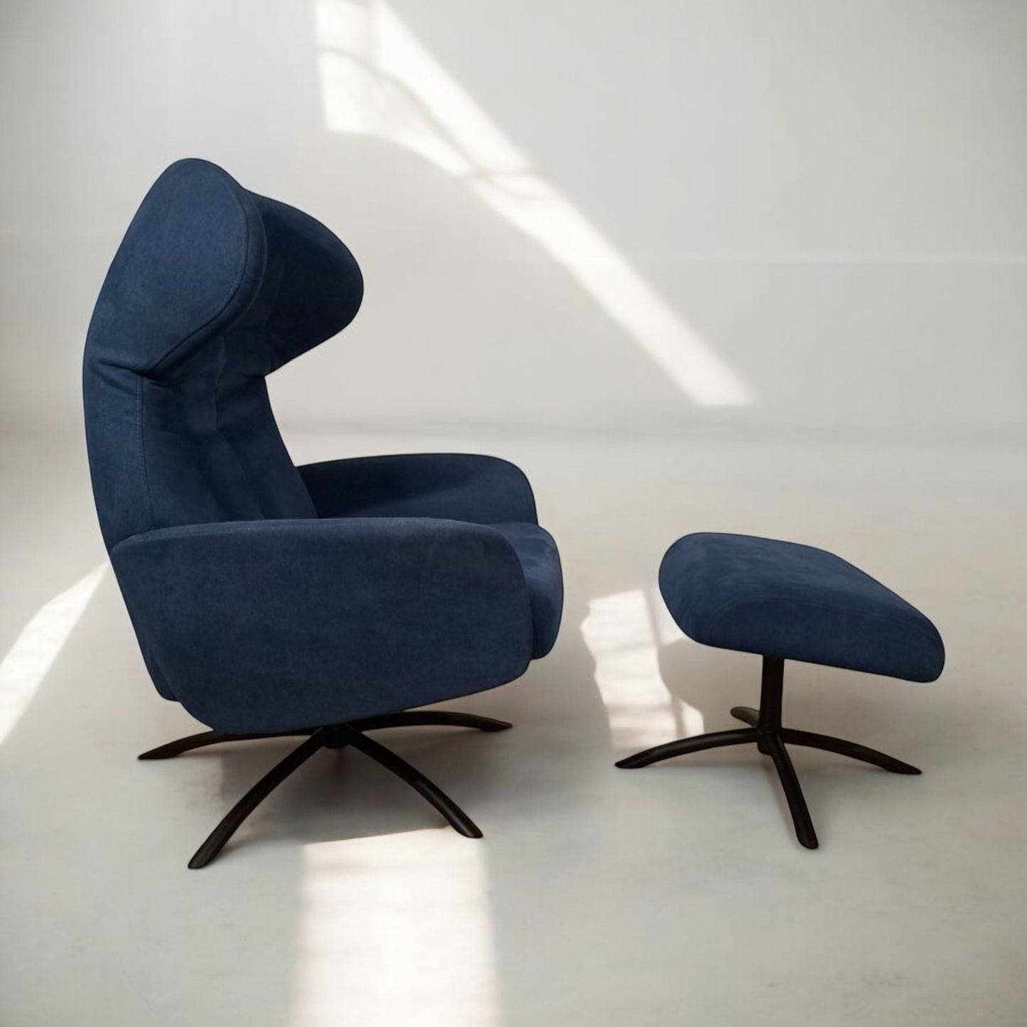 Stordal lenestol med krakk – Blå tekstil | Komfort & Ergonomi | MøbelGlede