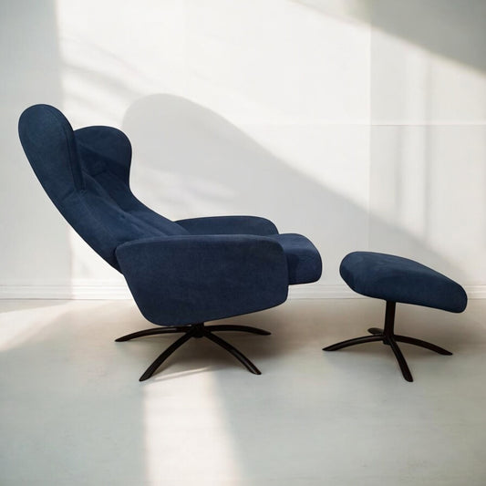 Stordal lenestol med krakk – Blå tekstil | Komfort & Ergonomi | MøbelGlede