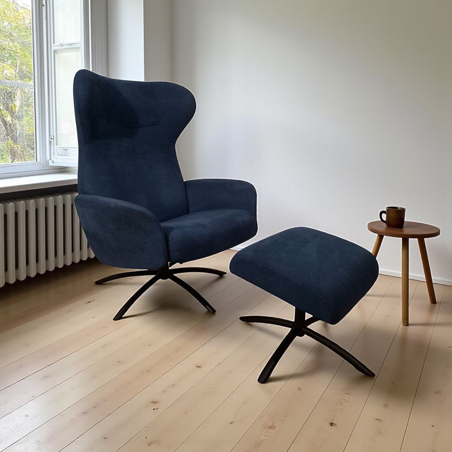 Stordal lenestol med krakk – Blå tekstil | Komfort & Ergonomi | MøbelGlede