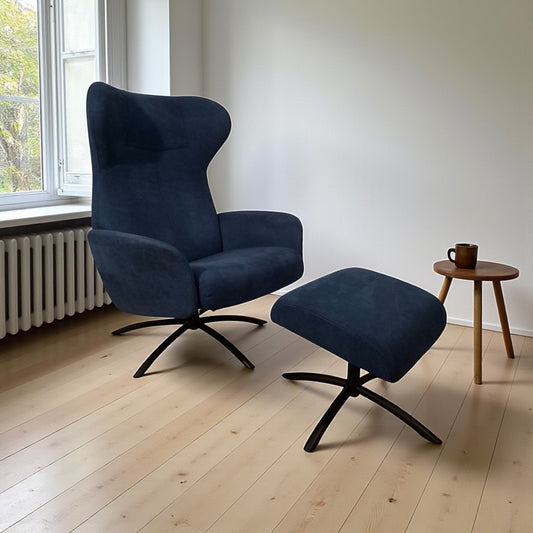Stordal lenestol med krakk – Blå tekstil | Komfort & Ergonomi | MøbelGlede