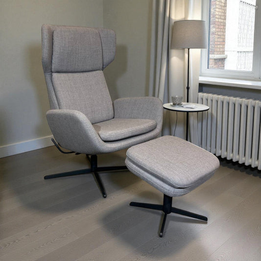 Stordal Kvitegga lenestol i grå med krakk – kvalitetsstol i meget god stand