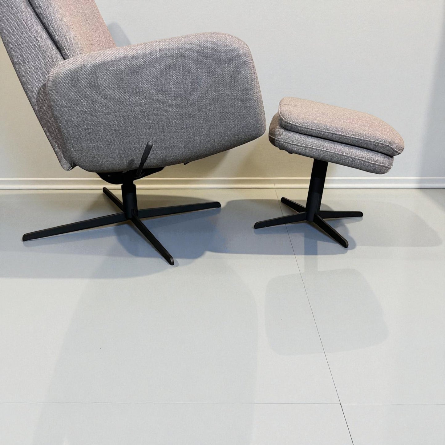 Stordal Kvitegga lenestol i grå med krakk – kvalitetsstol i meget god stand