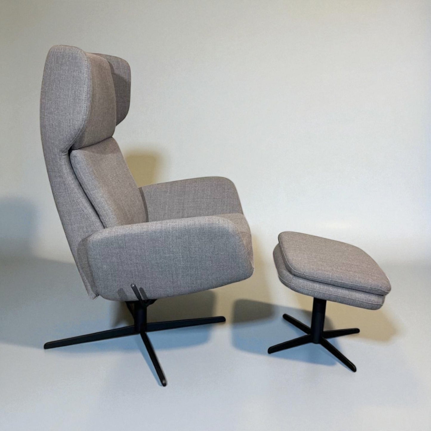 Stordal Kvitegga lenestol i grå med krakk – kvalitetsstol i meget god stand