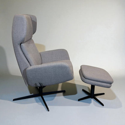 Stordal Kvitegga lenestol i grå med krakk – kvalitetsstol i meget god stand