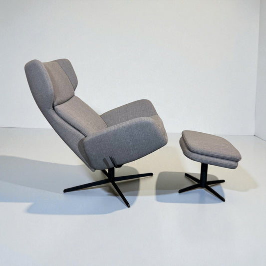 Stordal Kvitegga lenestol i grå med krakk – kvalitetsstol i meget god stand