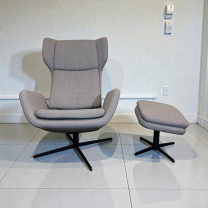 Stordal Kvitegga lenestol i grå med krakk – kvalitetsstol i meget god stand