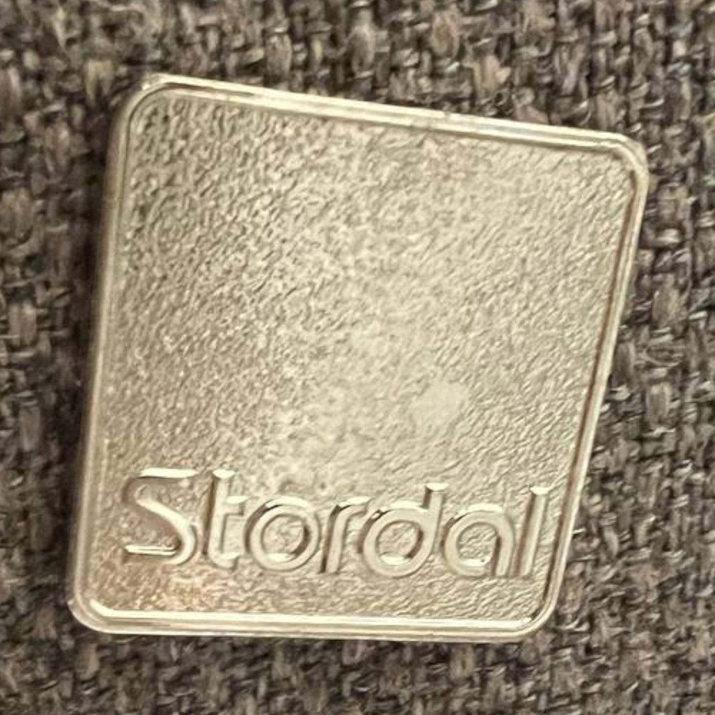 Stordal Kvitegga lenestol i grå med krakk – kvalitetsstol i meget god stand