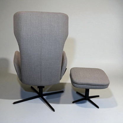 Stordal Kvitegga lenestol i grå med krakk – kvalitetsstol i meget god stand