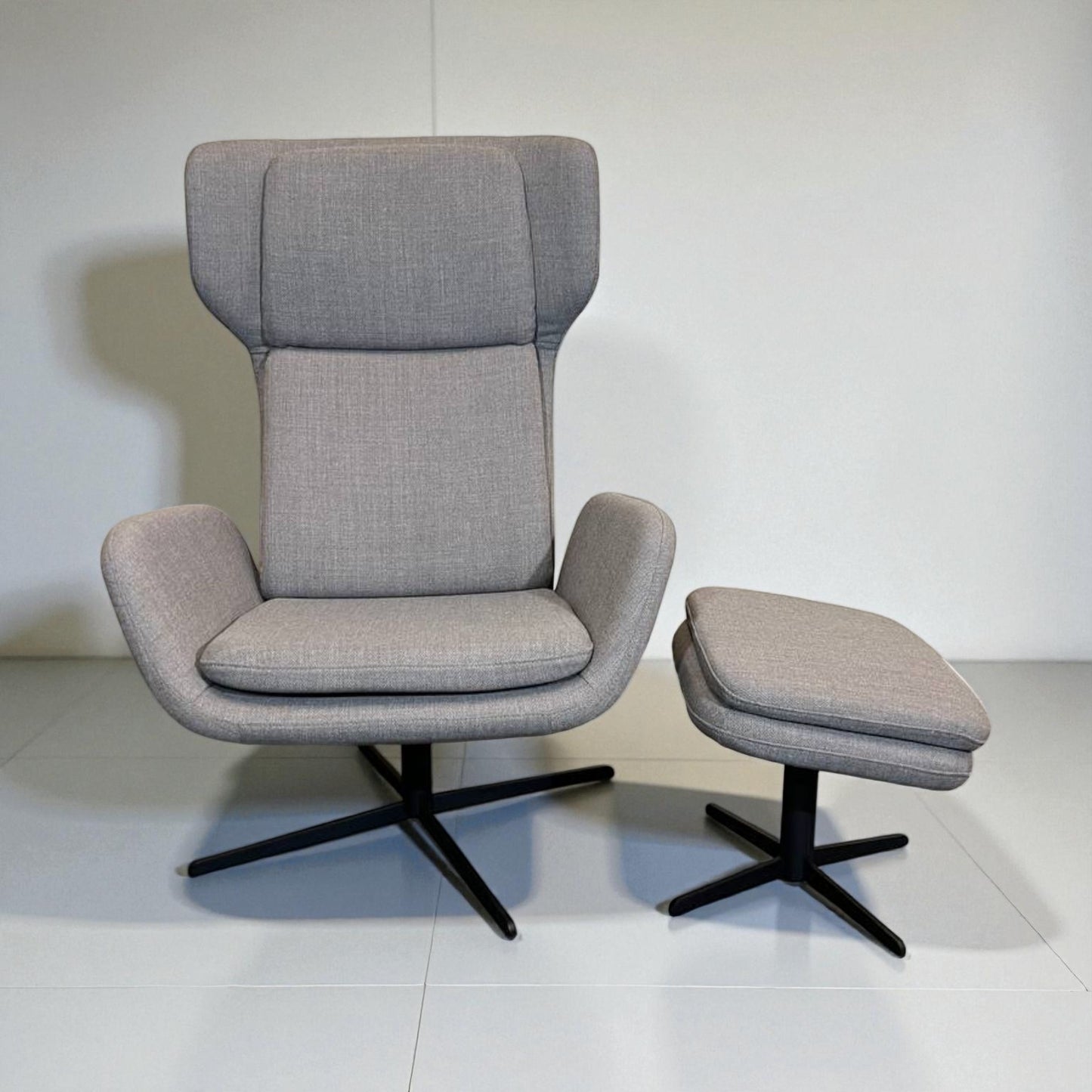 Stordal Kvitegga lenestol i grå med krakk – kvalitetsstol i meget god stand