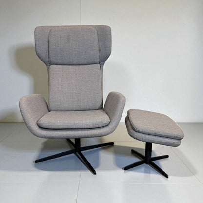 Stordal Kvitegga lenestol i grå med krakk – kvalitetsstol i meget god stand