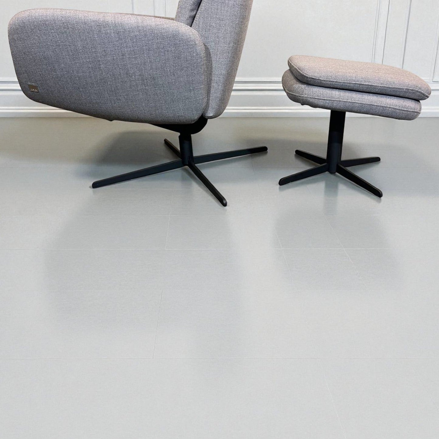 Stordal Kvitegga lenestol i grå med krakk – kvalitetsstol i meget god stand