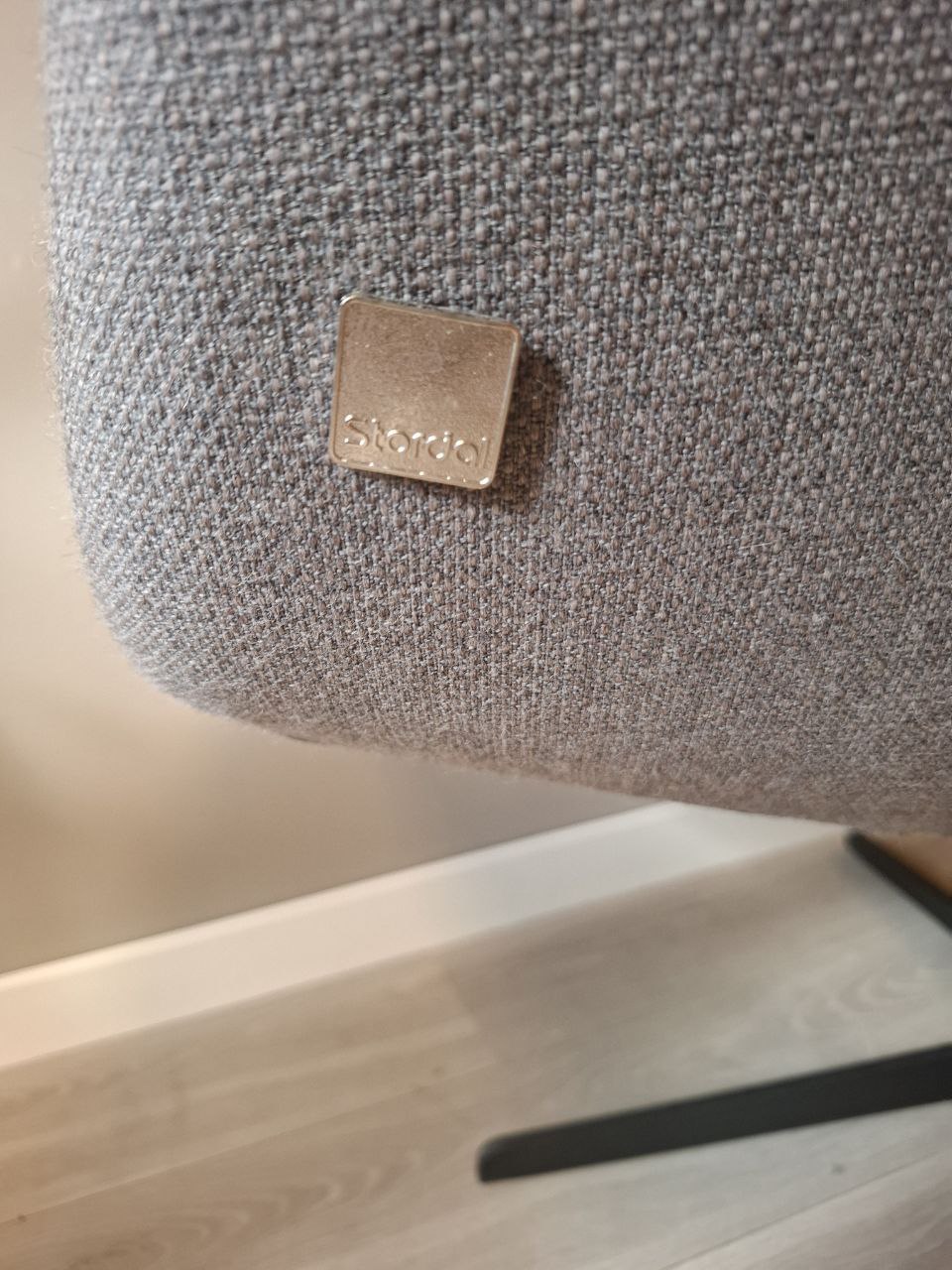 Stordal Kvitegga lenestol m/krakk i grå