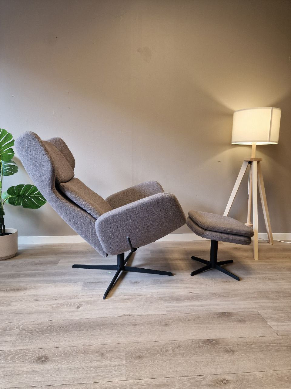 Stordal Kvitegga lenestol m/krakk i grå