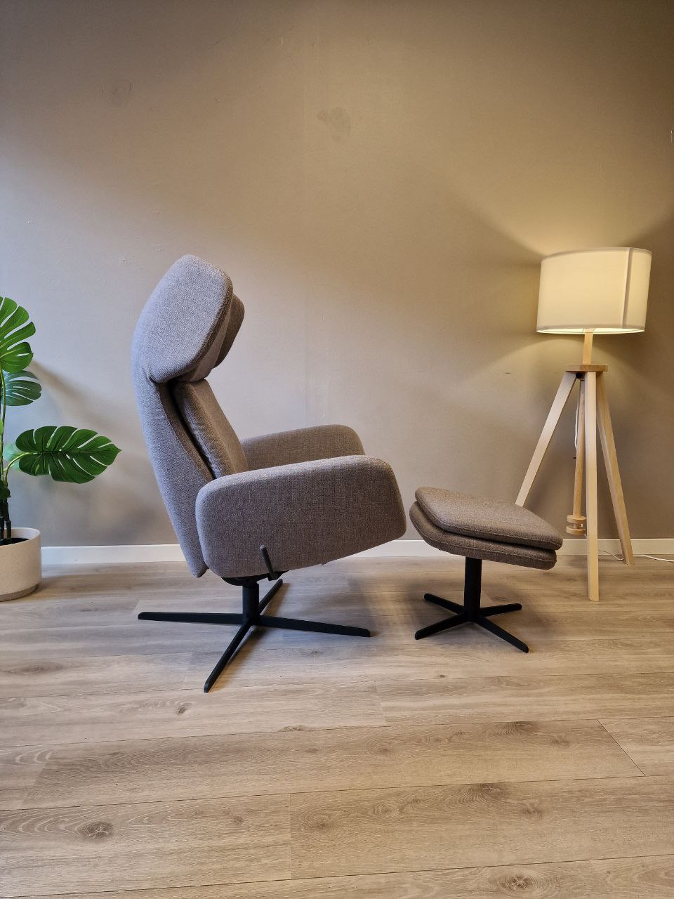 Stordal Kvitegga lenestol m/krakk i grå