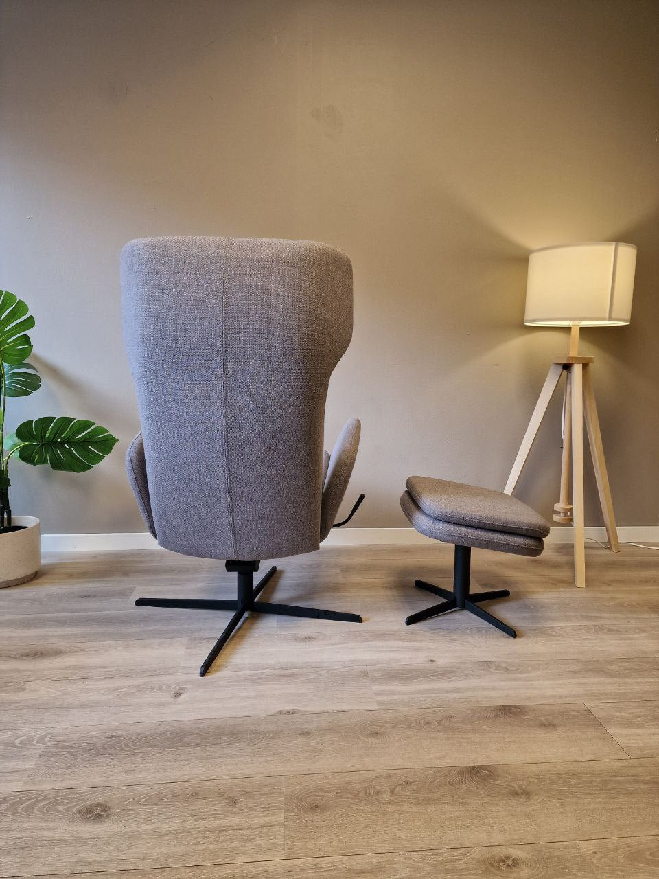 Stordal Kvitegga lenestol m/krakk i grå