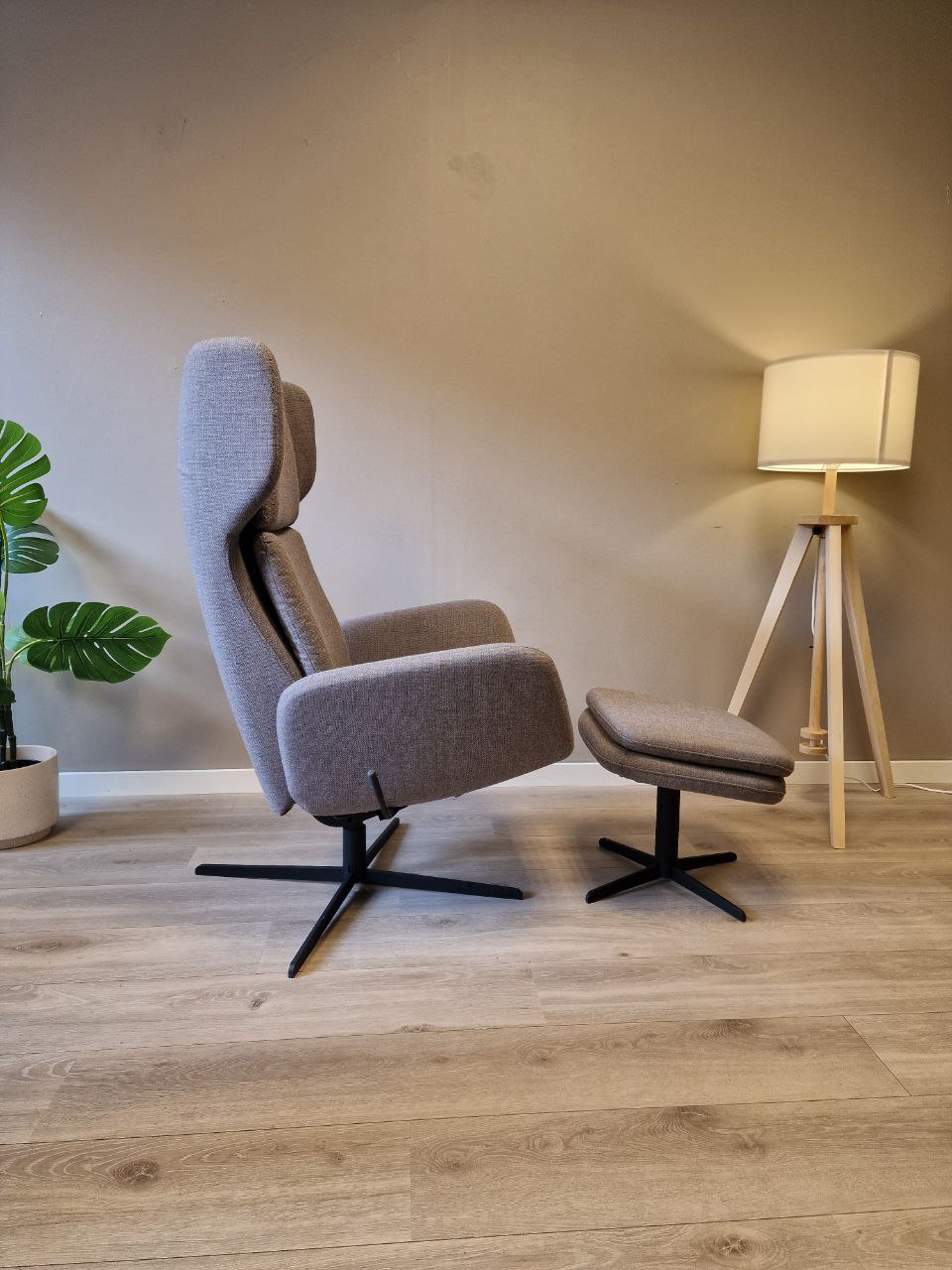 Stordal Kvitegga lenestol m/krakk i grå