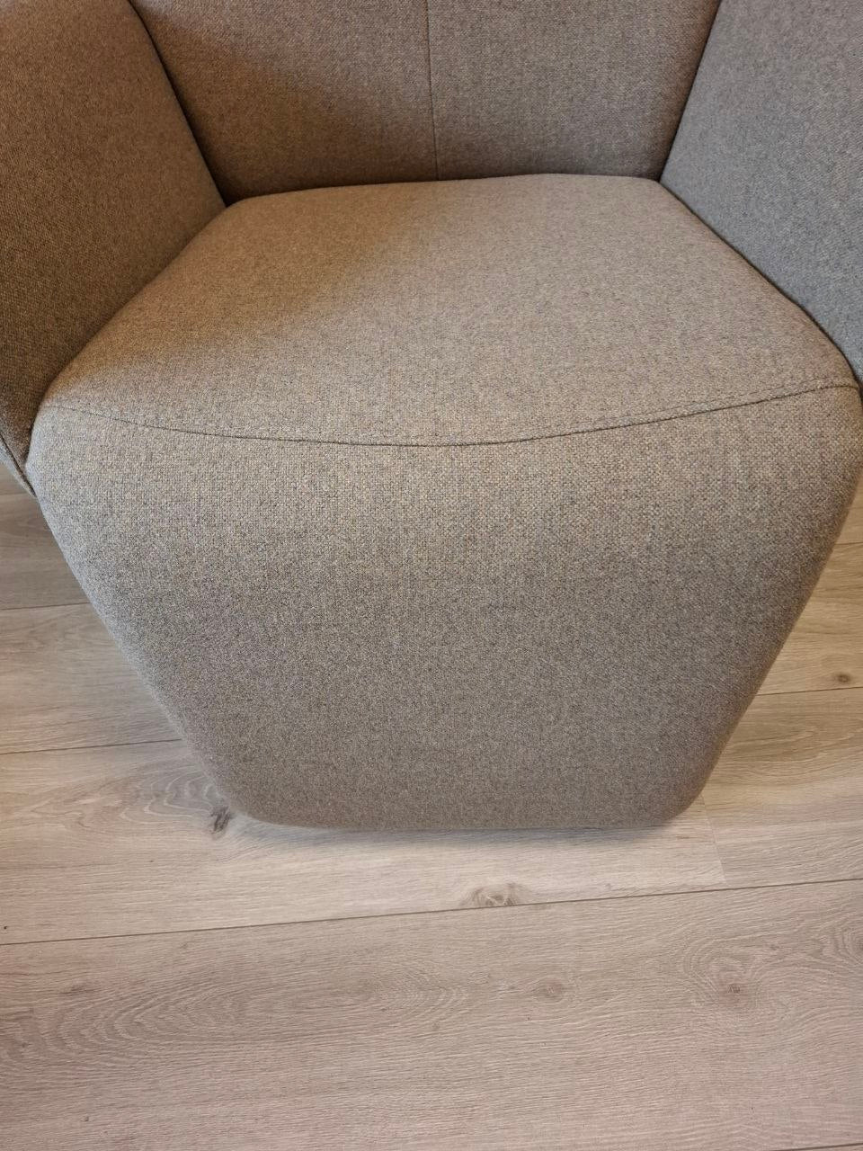 Stordal Runde med fothviler lenestol i Khaki tekstil