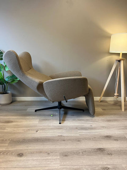 Stordal Runde med fothviler lenestol i Khaki tekstil