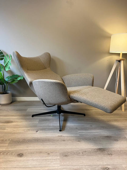 Stordal Runde med fothviler lenestol i Khaki tekstil
