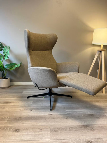 Stordal Runde med fothviler lenestol i Khaki tekstil