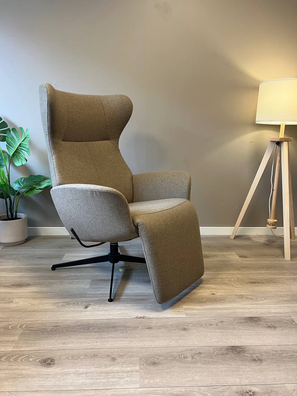 Stordal Runde med fothviler lenestol i Khaki tekstil