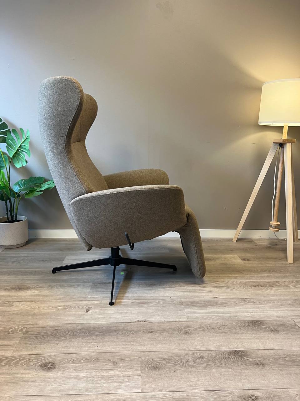 Stordal Runde med fothviler lenestol i Khaki tekstil
