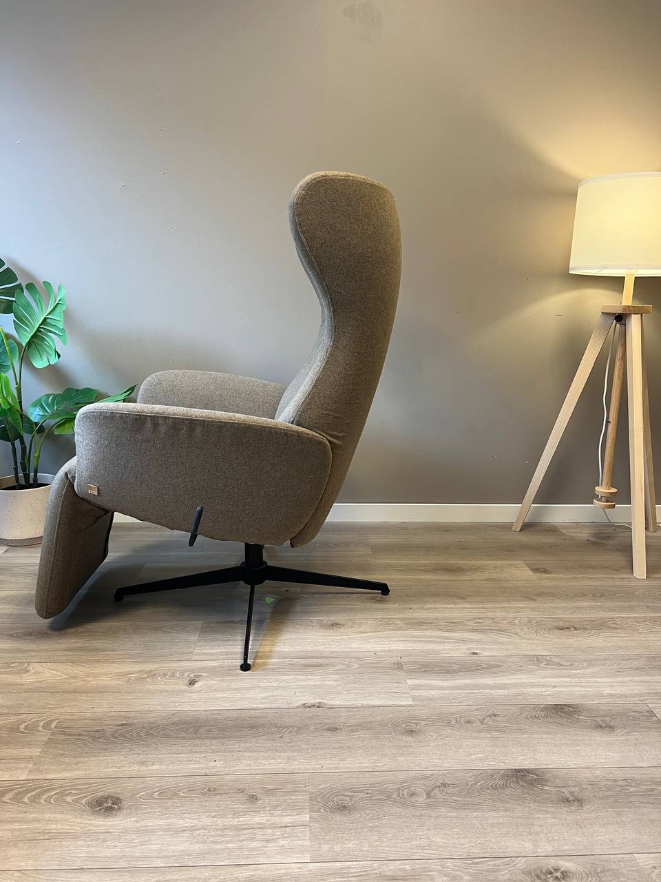Stordal Runde med fothviler lenestol i Khaki tekstil