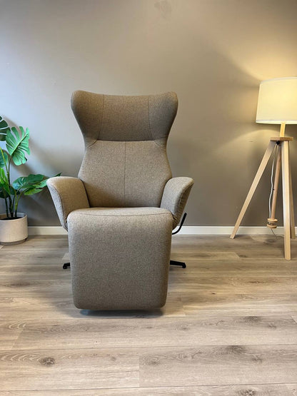 Stordal Runde med fothviler lenestol i Khaki tekstil