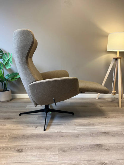 Stordal Runde med fothviler lenestol i Khaki tekstil