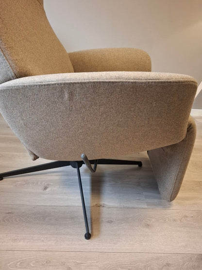 Stordal Runde med fothviler lenestol i Khaki tekstil