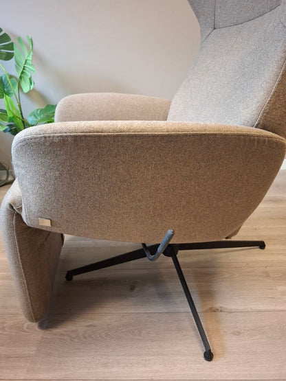 Stordal Runde med fothviler lenestol i Khaki tekstil