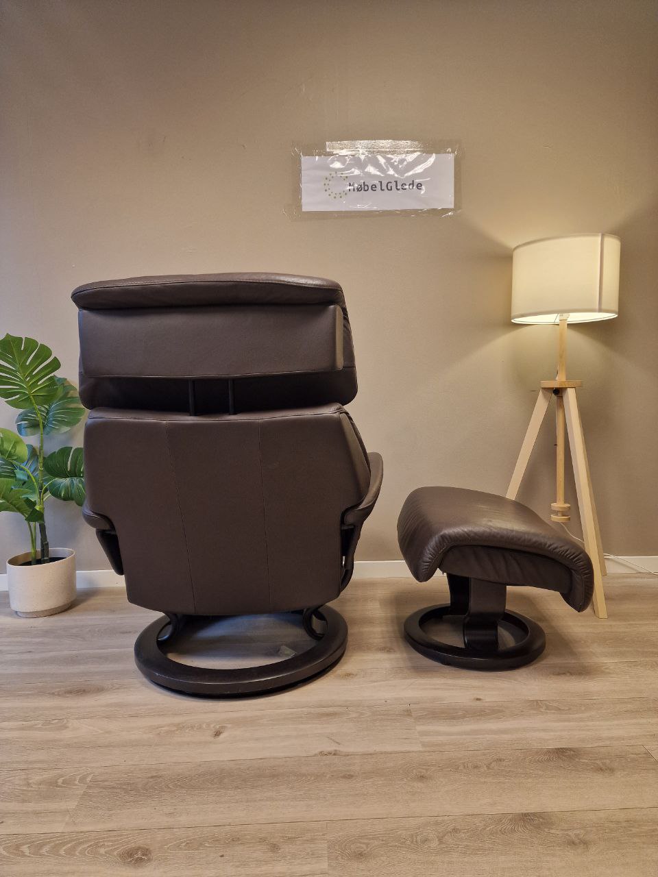 Brukt Stressless Capri (L) lenestol m/krakk i brun - med krakk