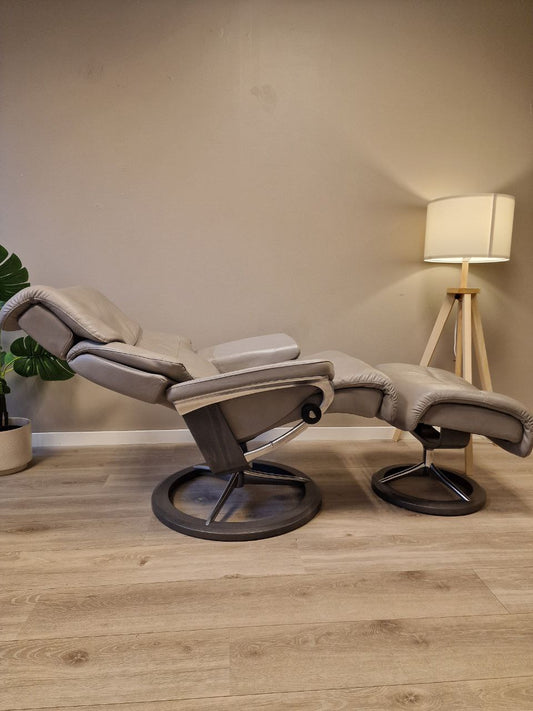 Brukt Stressless Capri signatur (M) lenestol m/krakk i grå - sidevisning